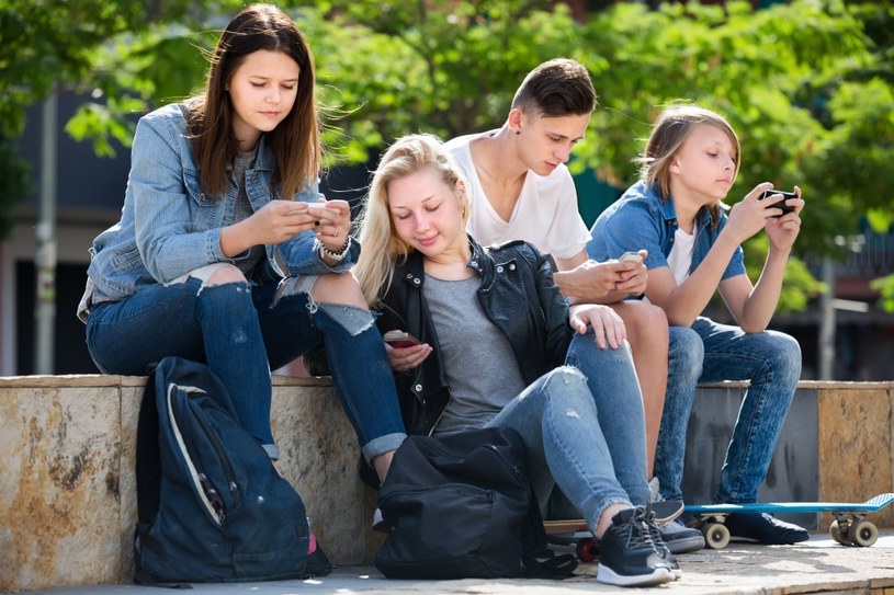 Co dziesiąty młody Polak mógłby funkcjonować bez telefonu najwyżej godzinę - wynika z raportu "Młodzi vs Mobile". Podczas zakupów w sklepach stacjonarnych z telefonu korzysta 78 proc. najmłodszych, sprawdzając oceny i opinie o produktach - dodano.