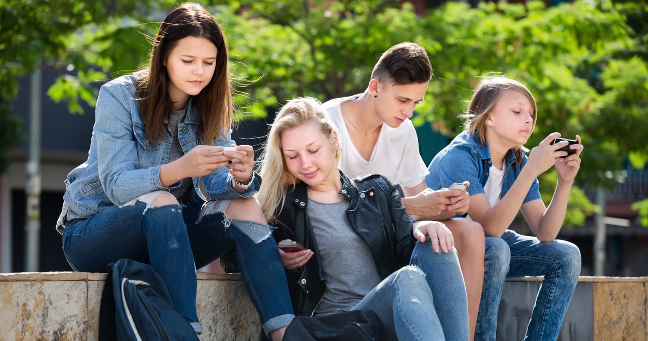 Co dziesiąty młody Polak mógłby funkcjonować bez telefonu najwyżej godzinę - wynika z raportu "Młodzi vs Mobile". Podczas zakupów w sklepach stacjonarnych z telefonu korzysta 78 proc. najmłodszych, sprawdzając oceny i opinie o produktach - dodano.