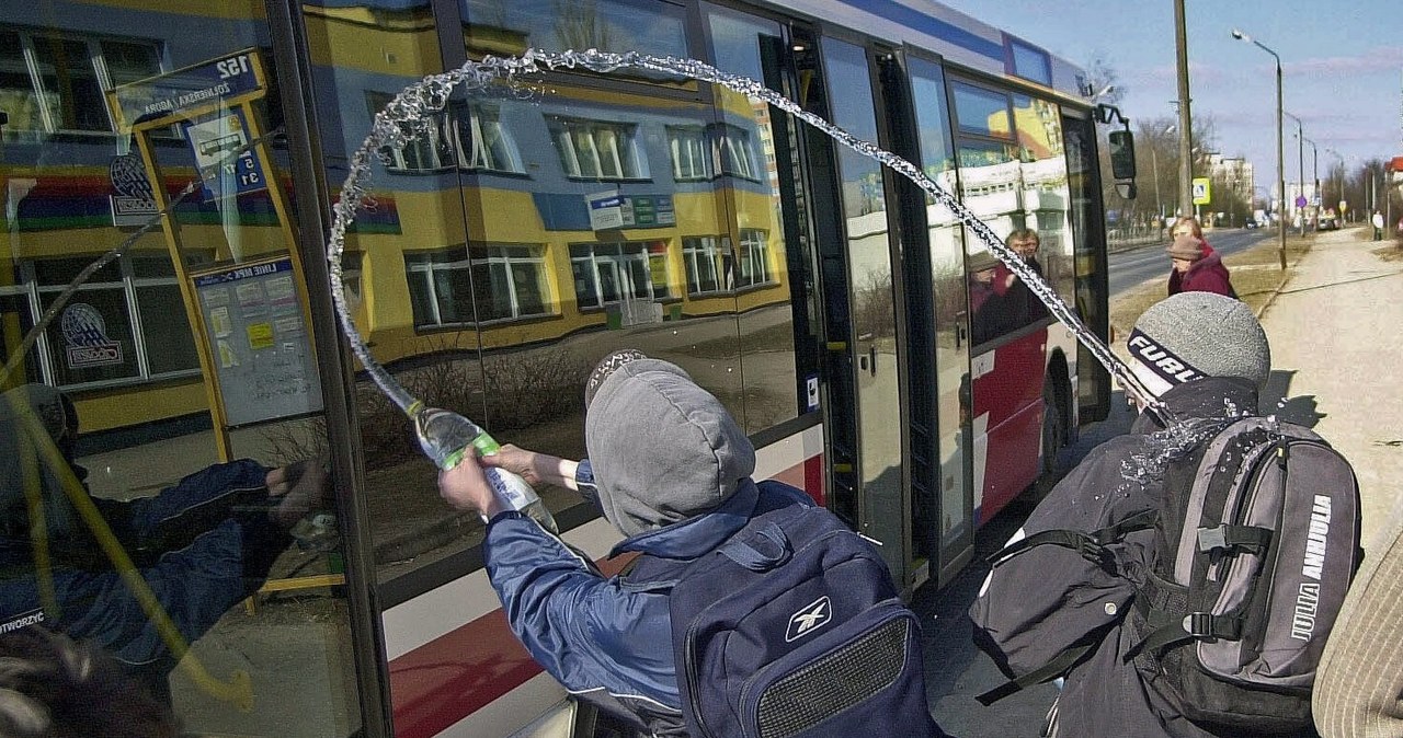 Co grozi za oblanie wodą pojazdu w śmigus-dyngus /MIROSLAW PIESLAK /East News