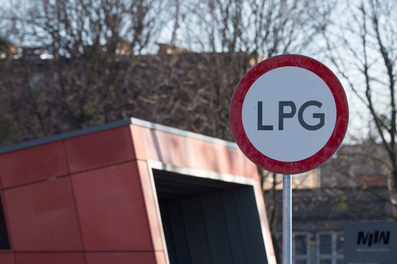 Co grozi za złamanie zakazu wjazdu dla samochodów z instalacją LPG? /Wojciech Strozyk/REPORTER /East News