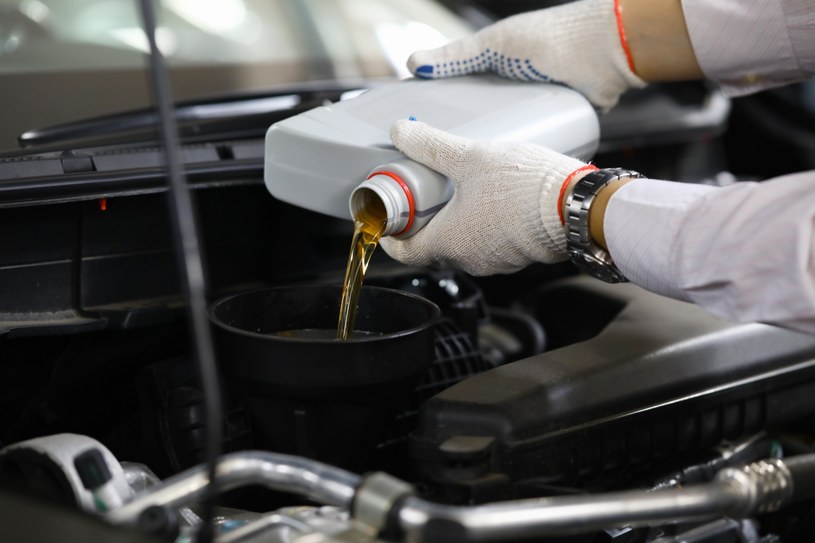 Co ile należy wymieniać olej w silniku? /123RF/PICSEL