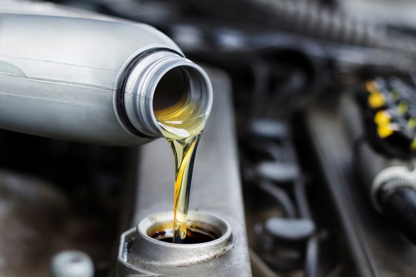 Co ile należy wymienić olej silnikowy? /123RF/PICSEL