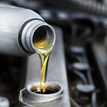 Co ile trzeba wymieniać olej w silniku? Liczy się przebieg czy czas?