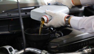 Co ile wymieniać olej w silniku? Chodzi o przebieg czy czas?