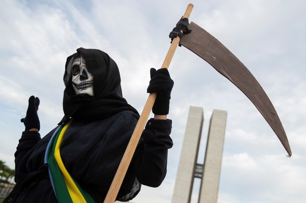 Co jakiś czas przez kraje na całym świecie przechodzą protesty przeciwko koronawirusowym obostrzeniom. Tutaj zdjęcie z Brazylii /Joedson Alves /PAP/EPA