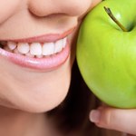 Co jeść, by mieć zdrowe zęby?