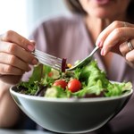 Co jeść, by wspomóc leczenie tarczycy? Najważniejsze zasady diety w hashimoto