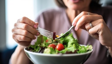 Co jeść, by wspomóc leczenie tarczycy? Najważniejsze zasady diety w hashimoto
