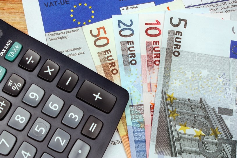 Co jest bardziej korzystne: płacić podatki za granicą czy pw Polsce? /123RF/PICSEL