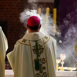 Co katolicy myślą o Kościele? „Biskupi oderwani od życia, niewierzący księża”