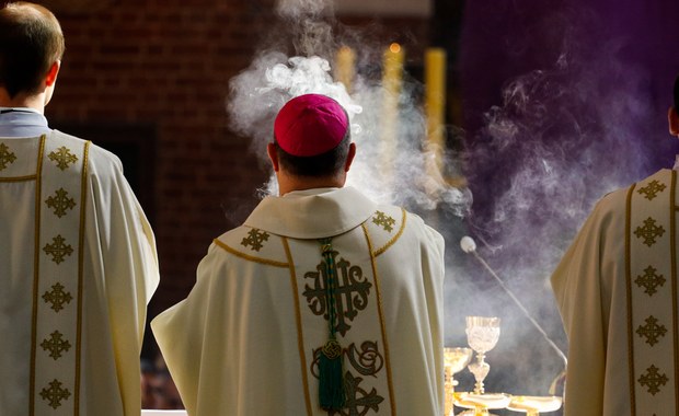 Co katolicy myślą o Kościele? „Biskupi oderwani od życia, niewierzący księża”