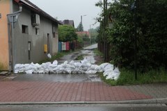 Co krok: zapory z worków z piaskiem. Krakowski Bieżanów w powodziowej gotowości [ZDJĘCIA]
