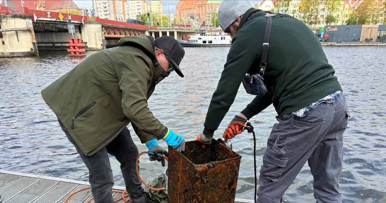 Co kryje Odra? Z rzeki wyłowiono śmietnik, kapsle i inne skarby