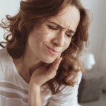 Co kryje się za przeszywającym bólem twarzy? Objawy mylone z bólem zęba lub migreną