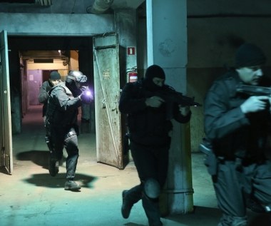 Co łączy samobójstwo niemieckiej studentki, tajne śledztwo Any Wittesch i przyjazd wysłannika z Watykanu? Zanim ta zagadka zostanie rozwiązana komisarz Warski i Ana Wittesch muszą nauczyć się jak współpracować i wzajemnie sobie zaufać. Tymczasem z wieży wrocławskiego kościoła rzuca się kolejna dziewczyna...