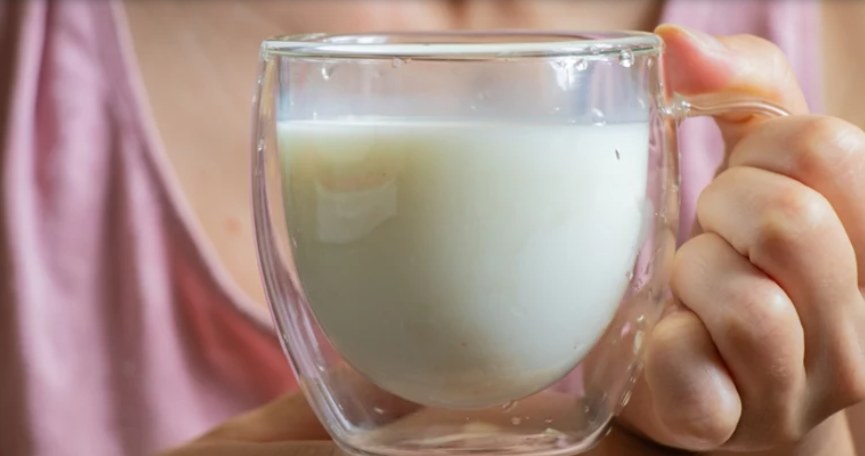 ​Co lepiej pić: maślankę czy kefir? Dobry wybór pomoże ci schudnąć /123RF/PICSEL