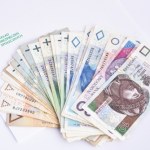 Co miesiąc dają 1409 zł na wniosek. Tak można wydłużyć okres wypłat
