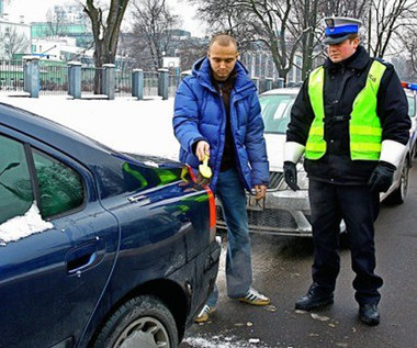 Co mówi policjant do kierowcy rozgrzewającego silnik? „Będzie mandat”