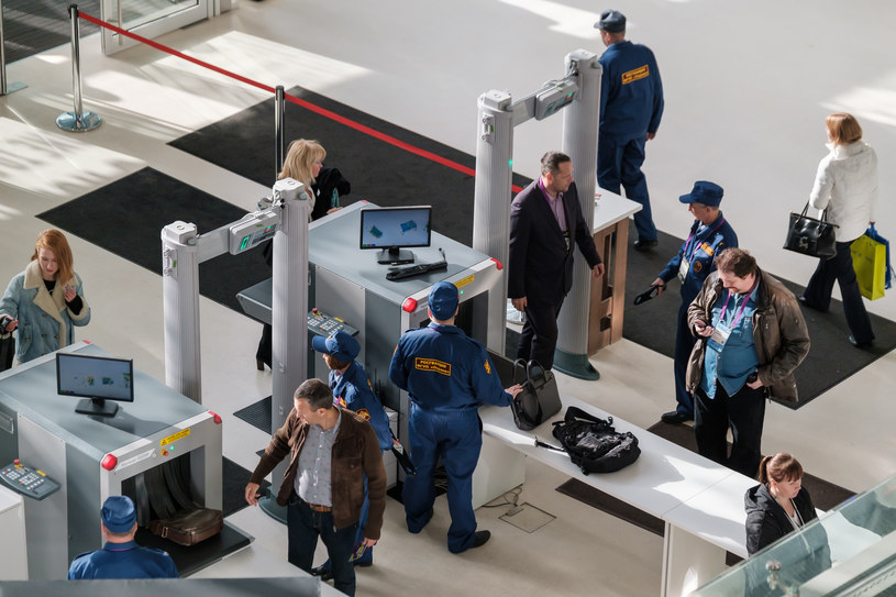 Co może uruchomić alarm w bramce na lotnisku? Czasami to tylko "ślepy traf" /123RF/PICSEL
