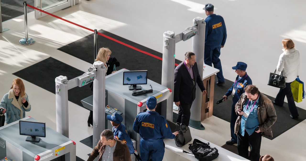 Co może uruchomić alarm w bramce na lotnisku? Czasami to tylko "ślepy traf" /123RF/PICSEL