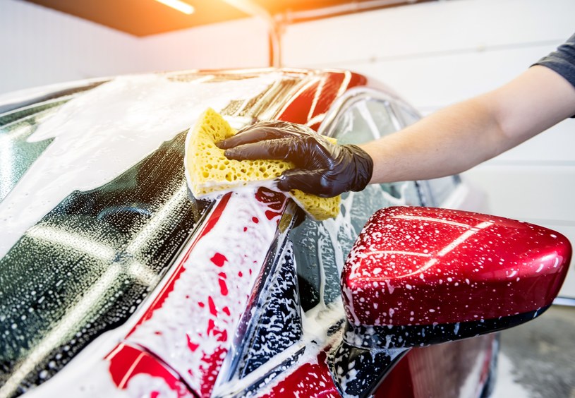 Co na temat mycia samochodu na posesji mówią przepisy? /123RF/PICSEL