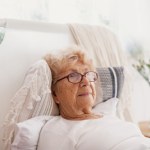 sen Co najbardziej przeszkadza seniorom w spokojnym śnie? Nie chodzi tylko o wiek