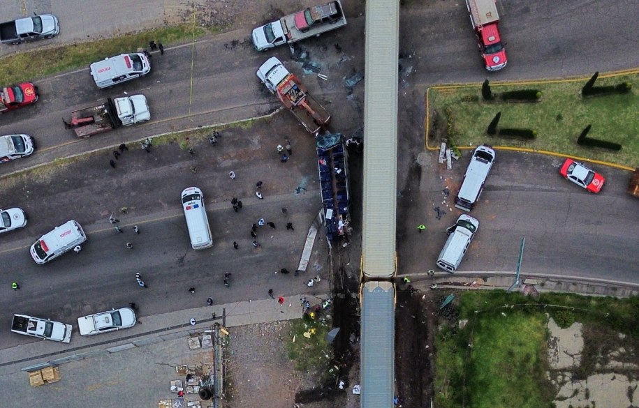 Co najmniej 10 osób zginęło, a ponad 60 zostało rannych w zderzeniu autokaru z pociągiem towarowym, do którego doszło w mieście Atlacomulco W Meksyku /	PAP/EPA/FELIPE GUTIERREZ /PAP/EPA