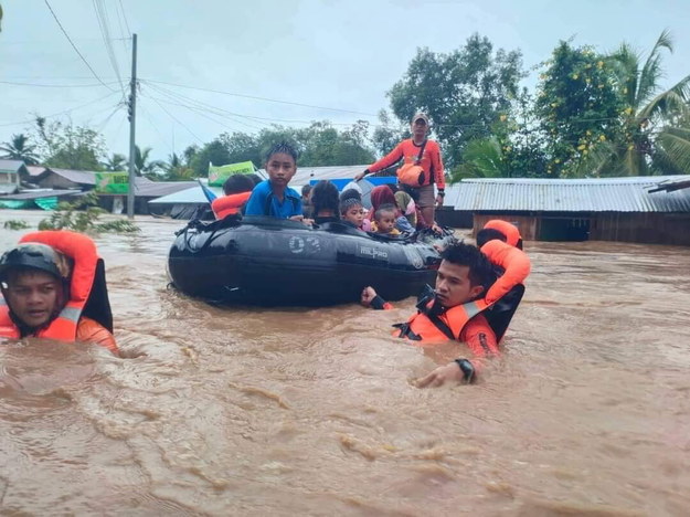 Co najmniej 13 osób zginęło w powodziach i osuwiskach ziemi na południu kraju /PAP/EPA/PHILIPPINE COAST GUARD HANDOUT /PAP/EPA