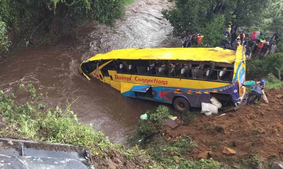 Autobus z weselnikami runął do rzeki. Nie żyje 19 osób