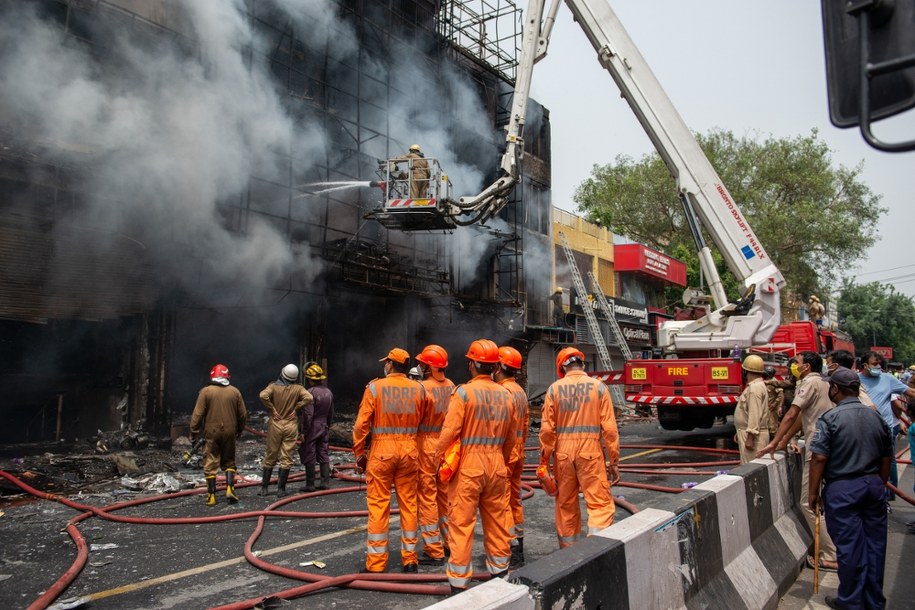 Skakali z okien, by ratować życie. Ponad 20 osób zginęło w pożarze w Delhi