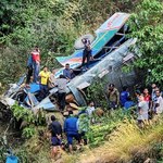 Co najmniej 36 osób nie żyje. Tragiczny wypadek autokaru