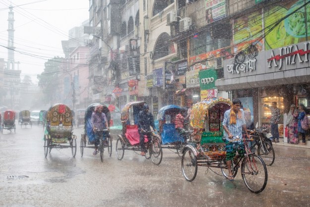 Co najmniej 41 ofiar śmiertelnych ulewnych monsunowych deszczy w Indiach i Bangladeszu /MONIRUL ALAM /PAP/EPA