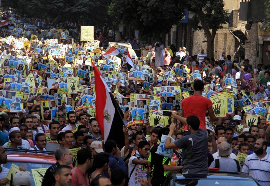 Co najmniej 50 osób odniosło obrażenia, a ponad 20 aresztowano /MOSTAFA DARWISH /PAP/EPA