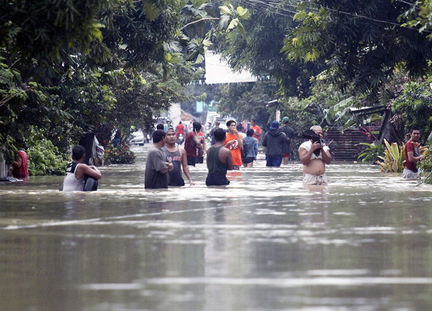 Co najmniej 85 osób zginęło, 40 osób jest rannych, 20 uznano za zaginione na skutek powodzi i osunięć ziemi /ROMEDOR GLORIANE /PAP/EPA