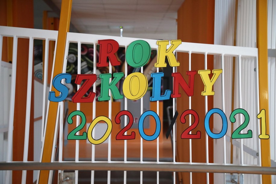 Nauczyciel z Covid-19. Lekcje w trybie zdalnym w jednej ze stołecznych podstawówek