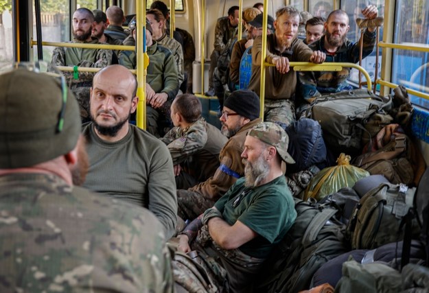 Co najmniej siedem autobusów z ukraińskimi wojskowymi wyjechało z Azowstalu w Mariupolu /ALESSANDRO GUERRA /PAP/EPA