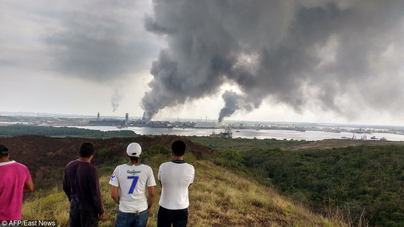 Co najmniej trzy osoby zginęły, a ponad 100 zostało rannych w silnej eksplozji, do której doszło w zakładach petrochemicznych meksykańskiego koncernu naftowego Pemex /AFP PHOTO / IGNACIO CARVAJAL /East News