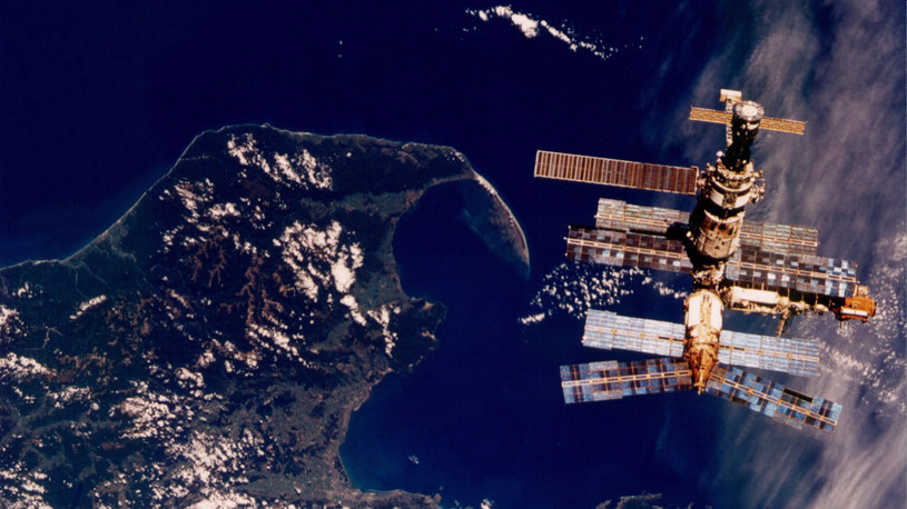 Co naprawdę widzieli przebywający na stacji Mir kosmonauci? /Getty Images