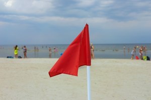 Co oznacza czerwona flaga na plaży? Ważne kolory flag nad Bałtykiem