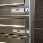 Co oznacza nalepka "R" na skrzynce pocztowej? To informacja dla listonosza 