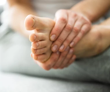 Co oznacza swędzenie stóp? Przyczyną nie zawsze jest grzybica