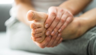 Co oznacza swędzenie stóp? Przyczyną nie zawsze jest grzybica