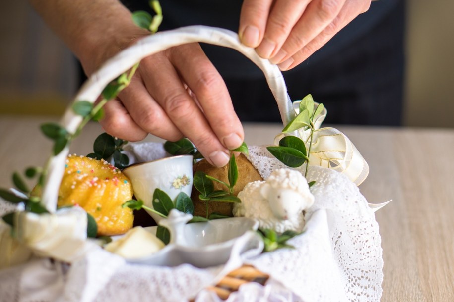 Co oznaczają produkty w wielkanocnym koszyczku? /Shutterstock