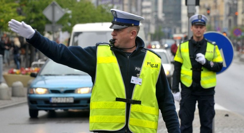 Co oznaczają sygnały wydawane przez policjanta? /KFP/REPORTER /Agencja SE/East News
