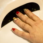 Co oznaczają zielone plamy na paznokciach po manicure? To wina higieny