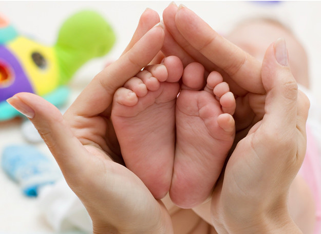 Co oznaczają zimne rączki i nóżki u niemowlaka? /123RF/PICSEL