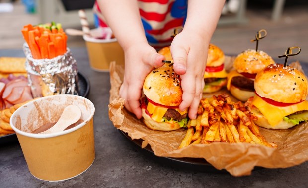 Co piąte dziecko w Polsce je fast foody codziennie. Alarmujące dane