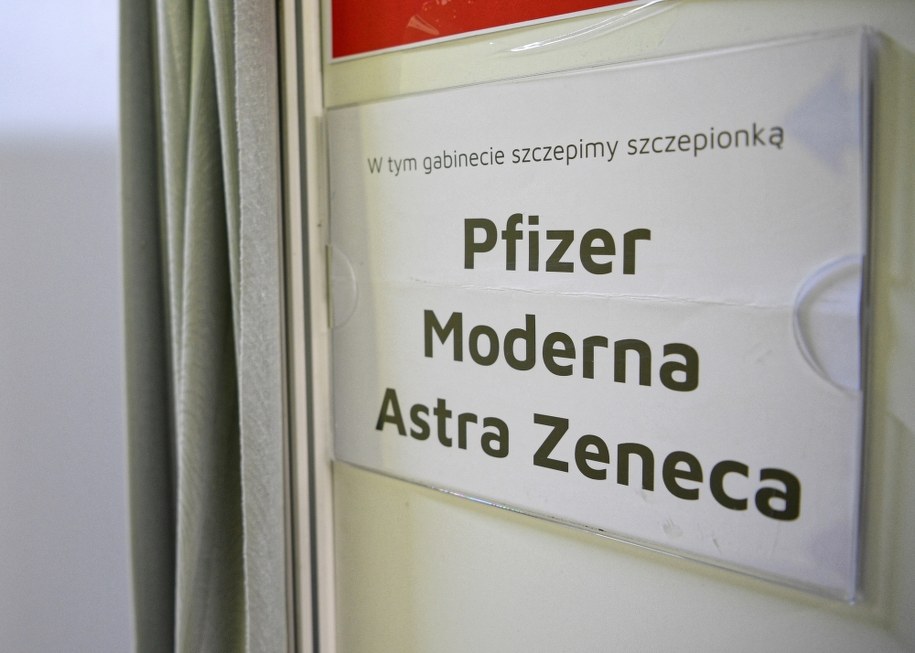 Co piąty farmaceuta w Polsce, czyli ponad pięć tysięcy osób, chce kwalifikować i szczepić pacjentów przeciwko koronawirusowi /Darek Delmanowicz /PAP