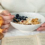 Co pora posiłków ma wspólnego z ryzykiem osteoporozy? Najnowsze badania zaskakują