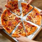 Co powiesz na pizzę albo burgera wieczorem? W pakiecie udar i nie tylko